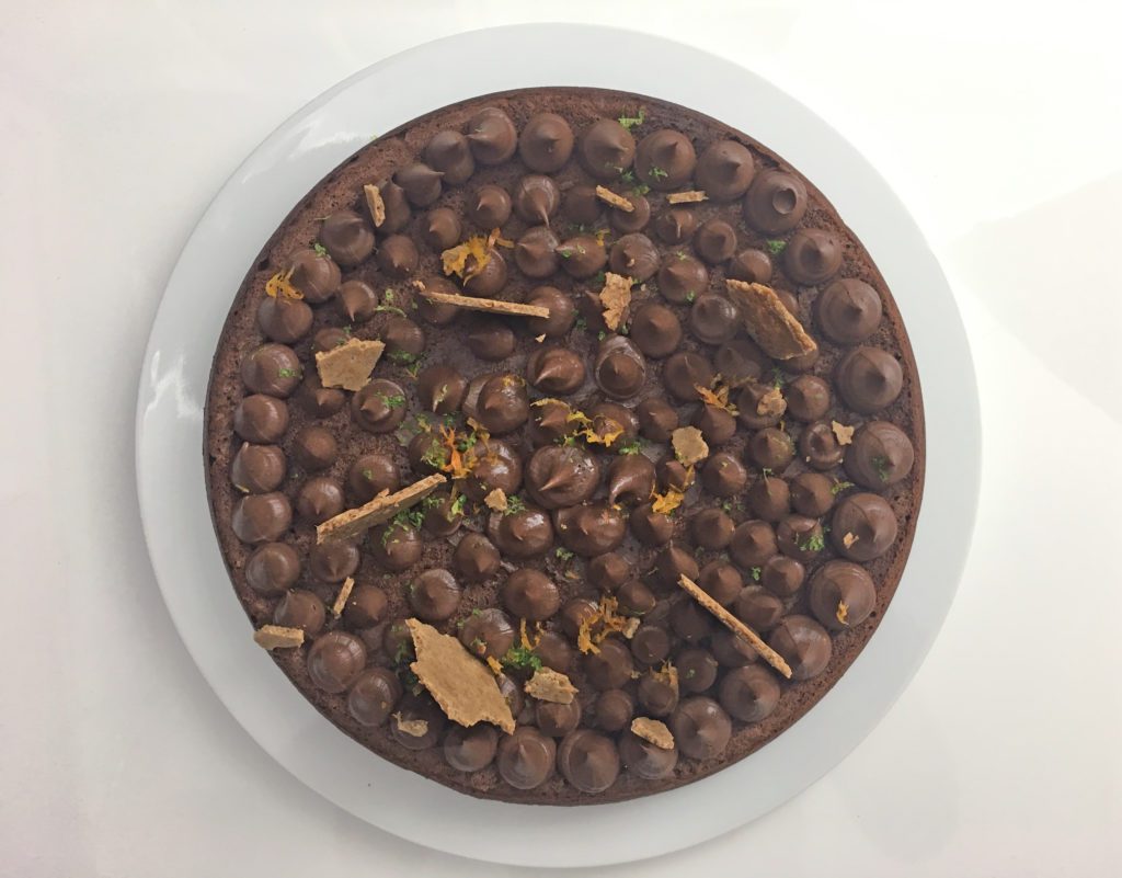 Le gâteau au chocolat décoré par adam brunet chef à domicile sur le Bassin d'Arcachon et la région bordelaise.