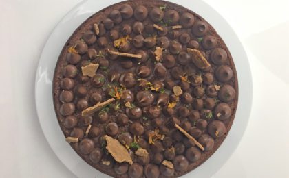 Le gâteau au chocolat décoré par adam brunet chef à domicile sur le Bassin d'Arcachon et la région bordelaise.